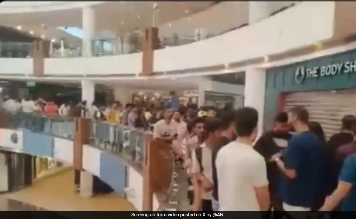 "standing In Line For 21 Hours": Iphone Buyers Queue Up Outside Stores