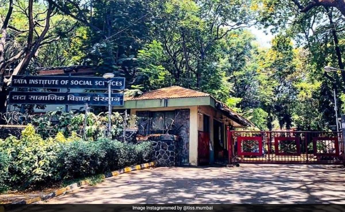 Tiss Students Face Police Action In Campus, Despite Peaceful Protests