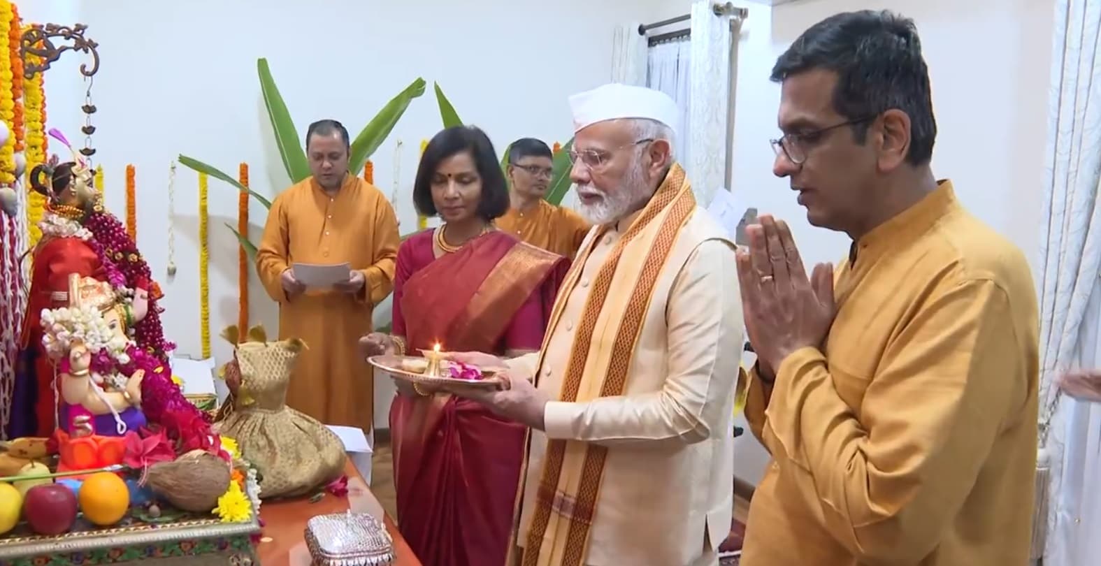 Watch: Pm Modi Offers Prayers To Lord Ganesha At Chief Justice's Home