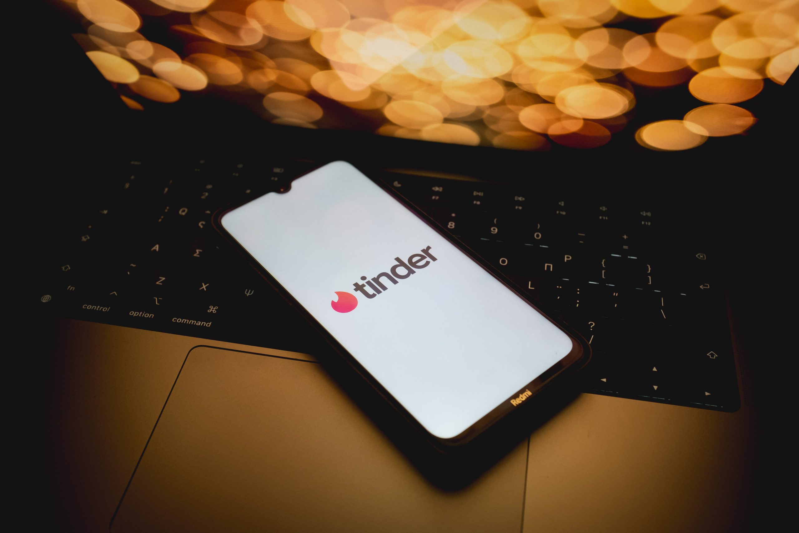 Online Dating Has Unexpected Influence On Wealth Gaps, Research Paper Finds