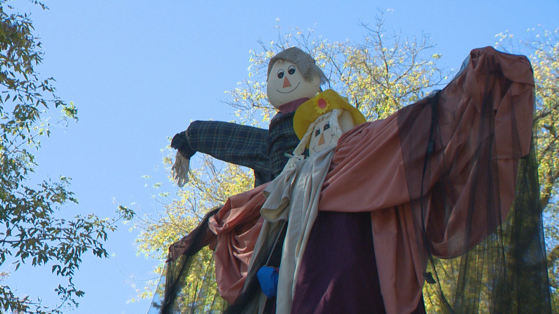 Lumsden, Sask. Welcomes Visitors For Annual Scarecrow Festival