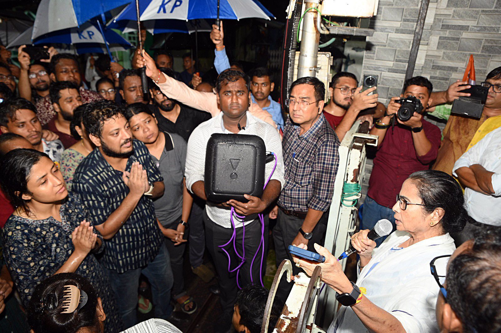 Cbi's Late Night Move Caps High Drama Over Mamata Banerjee Doctors Meeting