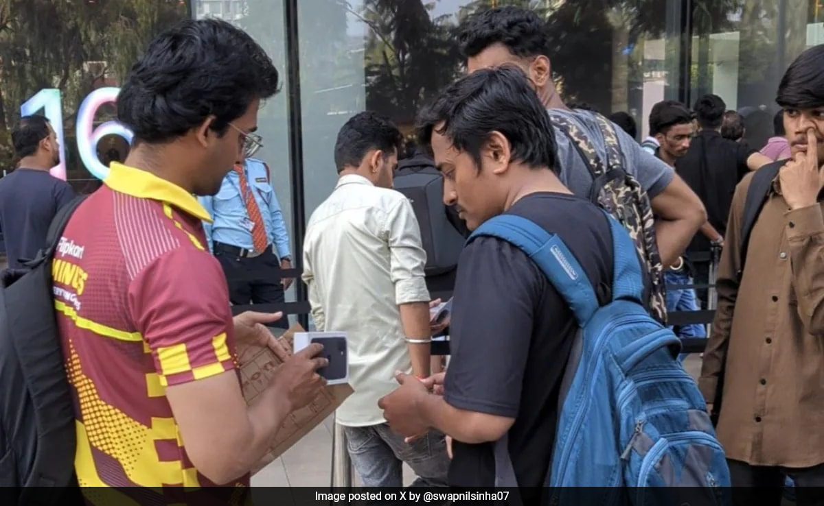 Mumbai Man Waiting In Queue Orders Iphone 16 Online, Gets It In Minutes