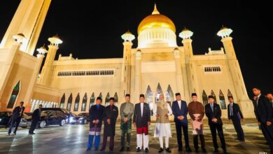 Pm Modi, On Historic Visit Brunei, Goes To Iconic Mosque, Meets Families