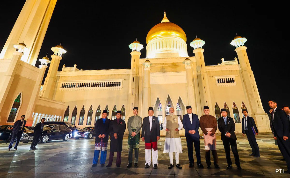 Pm Modi, On Historic Visit Brunei, Goes To Iconic Mosque, Meets Families