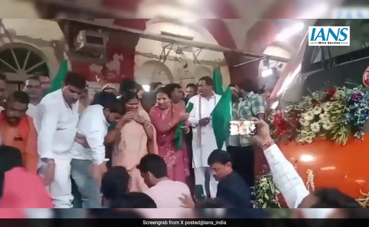 Bjp Lawmaker Falls On Rail Track While Flagging Off Vande Bharat Train