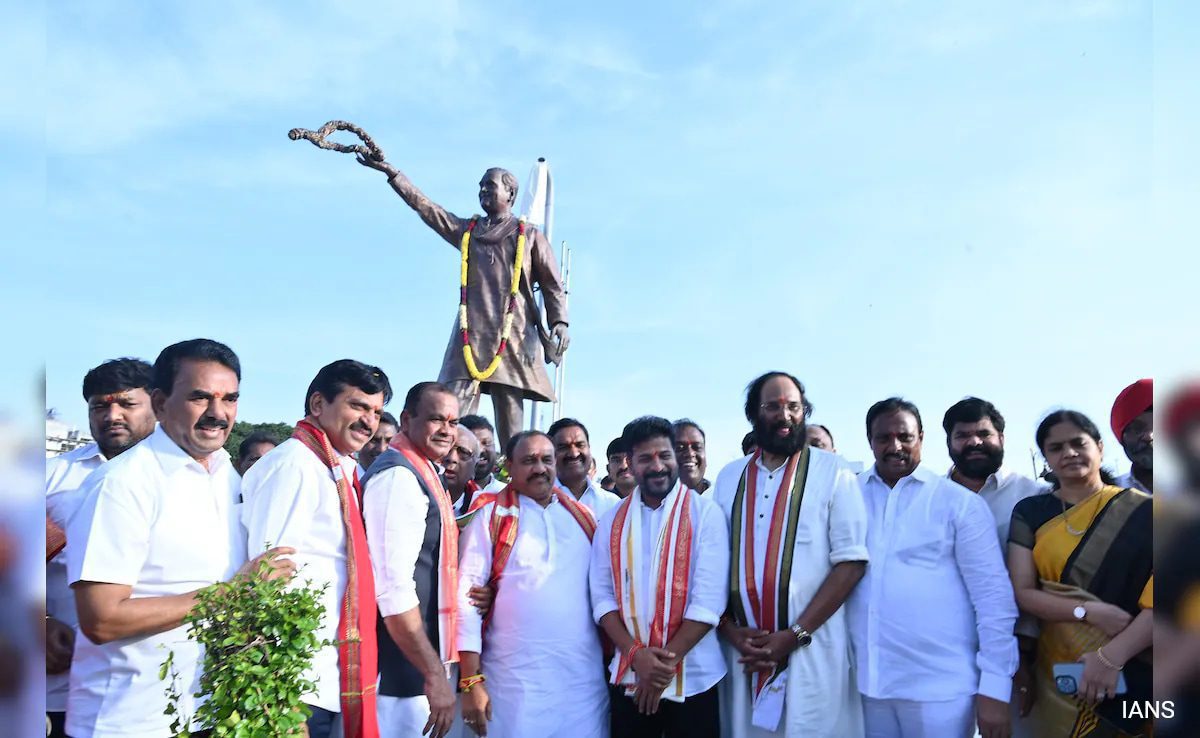 Revanth Reddy Unveils Rajiv Gandhi's Statue, Dares Kcr's Party To Touch It