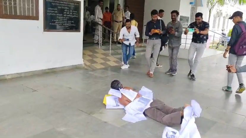Wearing Garland Of "ignored" Complaints, Man Rolls Into Collector's Office