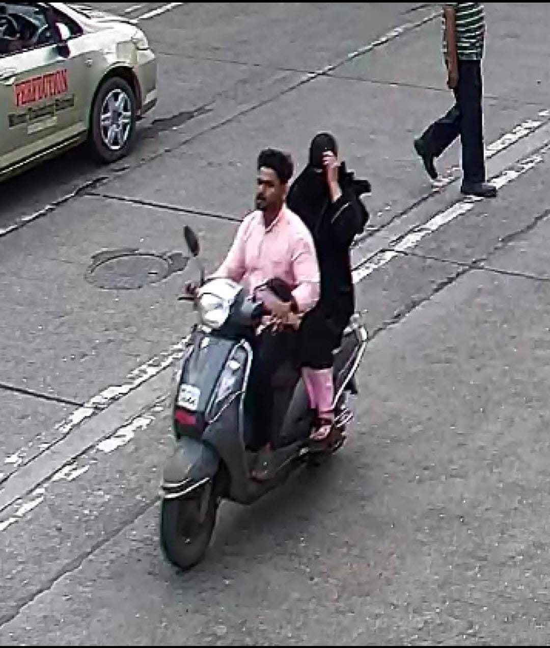 Couple Stop Near Salman Khan's Father, Ask "lawrence Bishnoi Ko Bheju?"