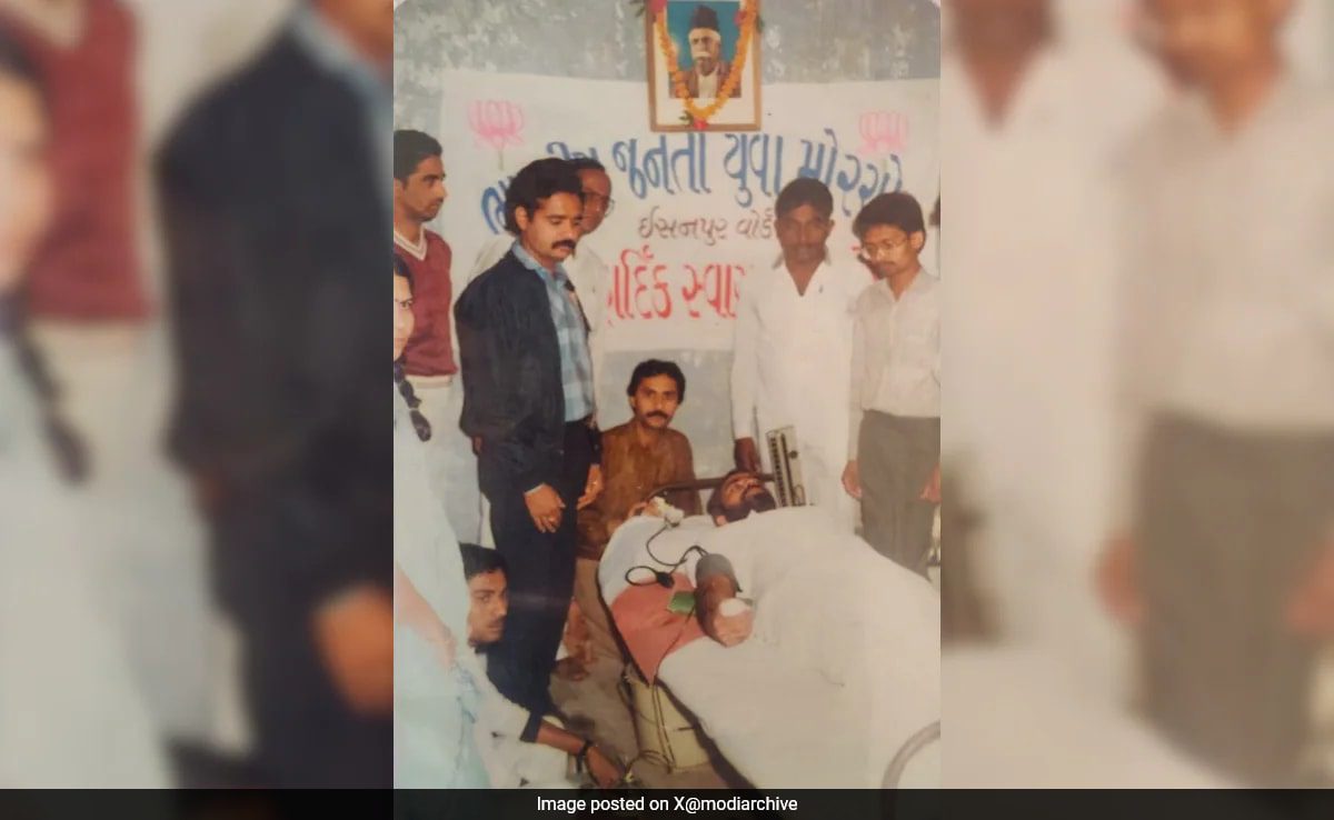 As Bjps Membership Drive Starts, Pm's Old Pic Of Blood Donation Surfaces