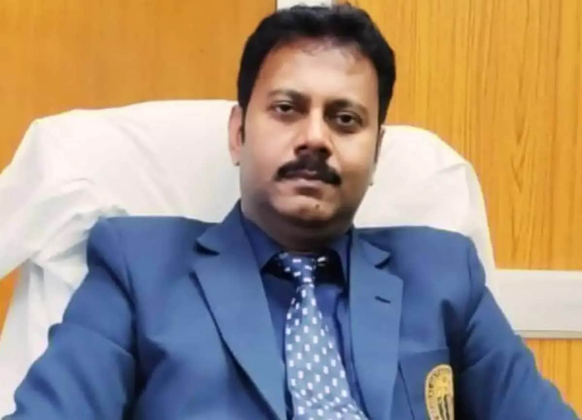 Cbi Arrests Kolkata Ex Principal, Cop Over Alleged Bid To Destroy Evidence