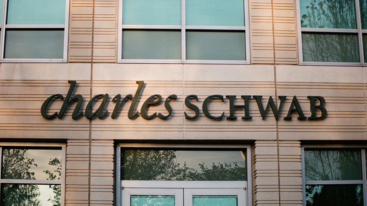 Charles Schwab's Longtime Ceo To Retire