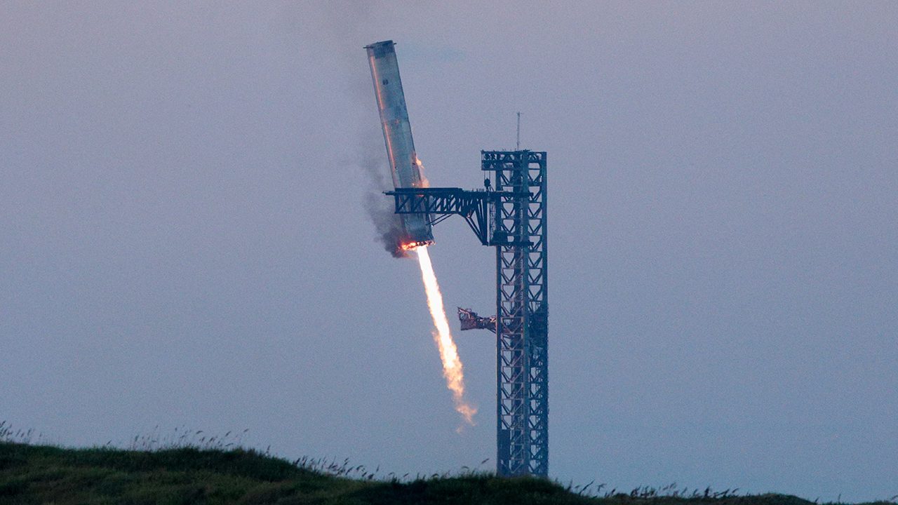 Spacex Makes History With Successful Test Of ‘mechazilla Arms’